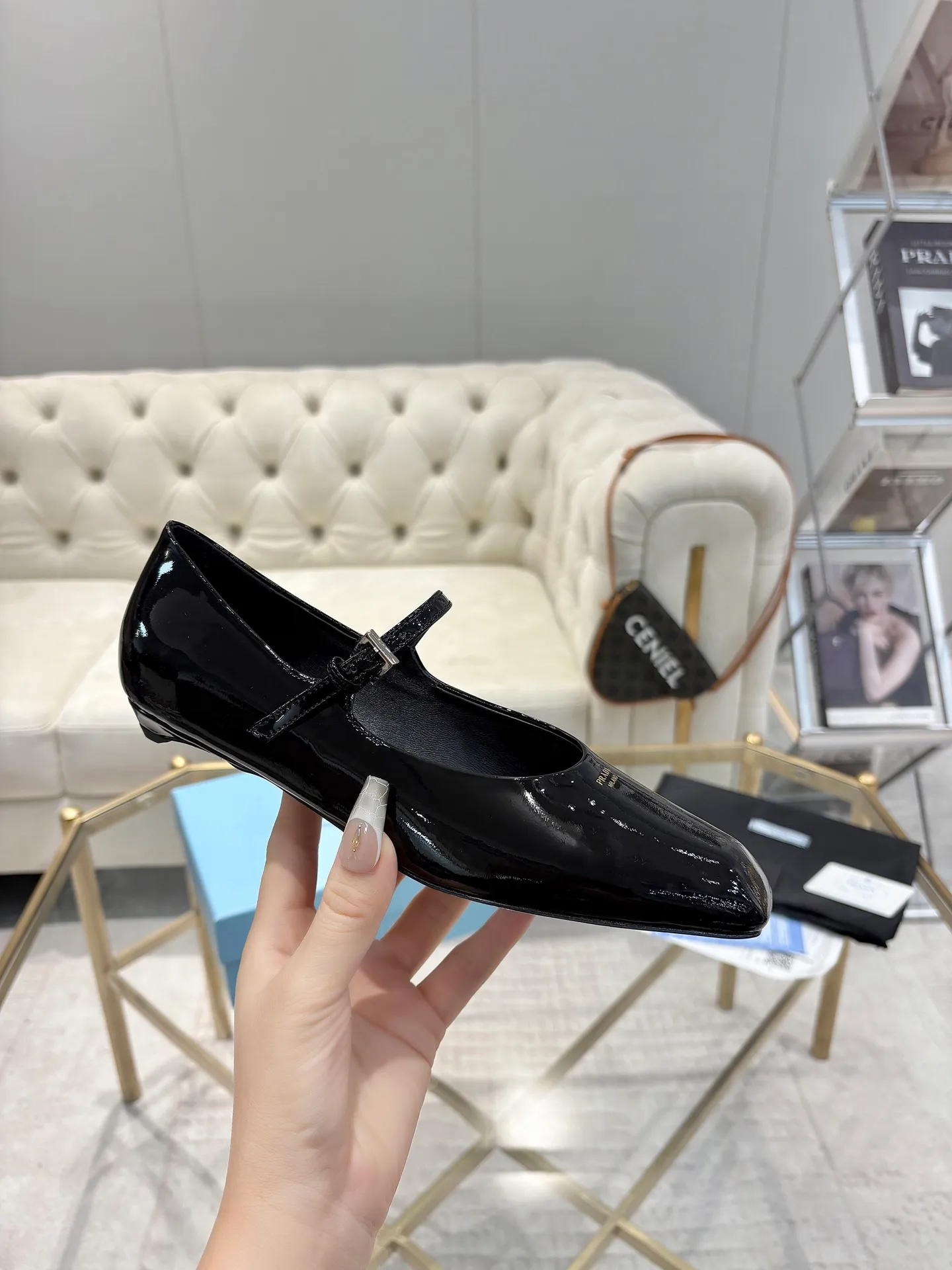 👟👟Ex-factory price 580👟👟 (imitation leather bottom-20) New arrival 👉Ready stock👈Remove the original board and make a 1:1 replica‼ ️ The highest version of Prada's early spring catwalk hot style 😘The latest spring style Retro Mary Jane series Genuine leather sole, simulated leather sole, a must-have for goddesses Super comfortable on the feet, reducing age 👉The upper is made of imported cowhide leather, comfortable and small square toe, retro and playful, lining + foot pads, imported sheepskin lining, breathable and comfortable (1.5 high small insert heel) ) Matched private model buckle (all original logos) Size 35M-39M (34 40 41 42 customized, non-returnable and non-exchangeable)